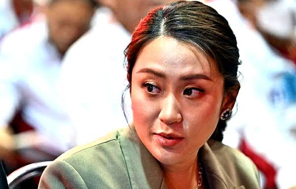 थाइल्यान्डमा ३७ वर्षीया सिनावात्रा प्रधानमन्त्री