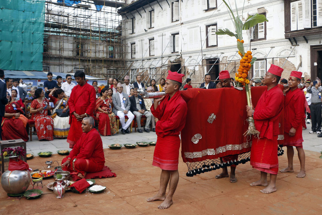 बडा दसैं अन्तर्गत कालरात्रि देवीको पूजा सहित फूलपाती भित्र्याइँदै