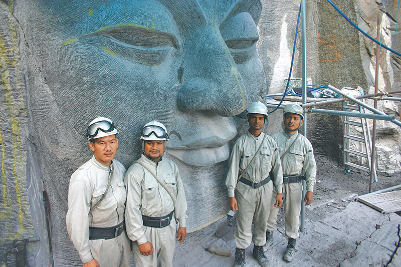 आफ्नो देशलाई हजार ढुंगाको मूर्ति उपहार दिने घोषणा गरेका बराईली जापानको पहरामा बुद्ध बनाउँदै