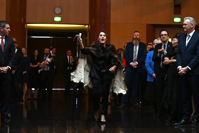 अष्ट्रेलियाली संसदमा बेलायती राजाको विरोधमा सांसदले नाराबाजी गरेपछि...