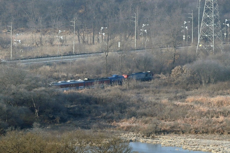 उत्तर कोरियाद्वारा दक्षिण कोरियासँग बिबाब बढ्दै गएपछि सडक र रेलमार्ग उप्काएर नाका बन्द