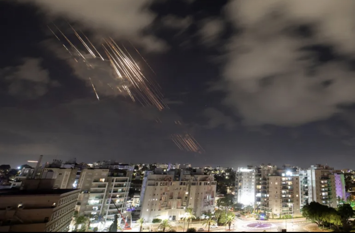 ईरानद्वारा इजरायलमाथि दर्जनौं मिसाइल प्रहार