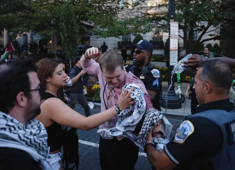 इजरायलको पक्षमा गलत समाचार लेखेको भन्दै अमेरिकी पत्रकारले आगो लगाए, लण्डनमा लाखौंको प्रदर्शन