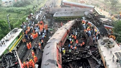 भारतमा रेल दुर्घटना हुँदा झण्डै ३ सय जनाको ज्यान गयो
