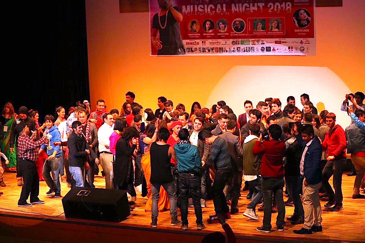 सिन्जोउ म्युजिकल नाईटमा दुर्गेस, अमृता र मायाँले नचाउँदा, कुमारले पेट मिचिमिचि हँसाए (भिडियो सहित)